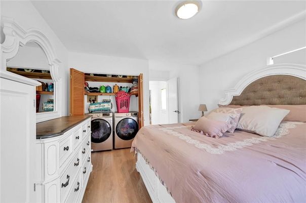 Bedroom, Interior, Utility Closets, Washer, Wood Texture Flooring