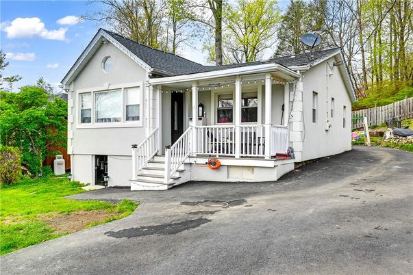 Exterior, Facade, Farmhouse