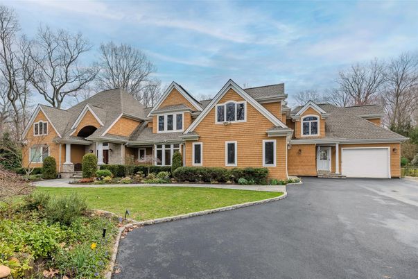 Attached, Exterior, Facade, Brick Traditional