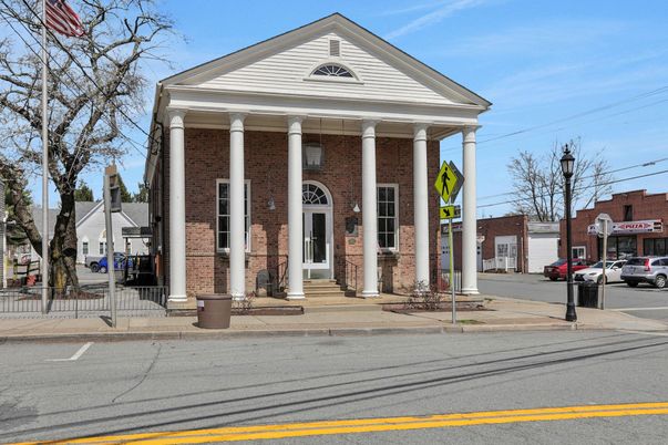 Exterior, Facade, Brick Facade, Georgian