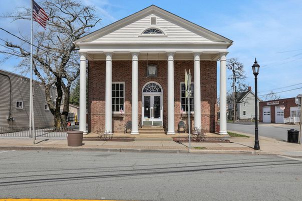 Exterior, Facade, Brick Facade, Georgian