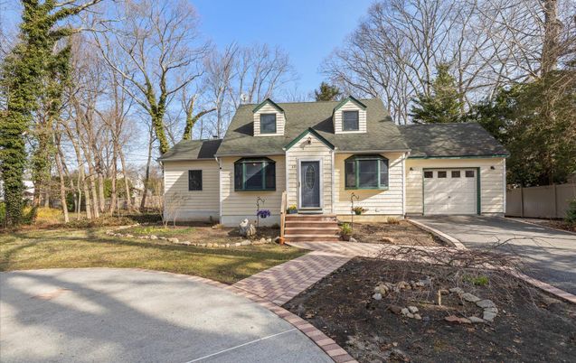 Attached, Exterior, Facade, Cape Cod