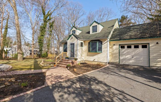 Attached, Exterior, Facade, Cape Cod