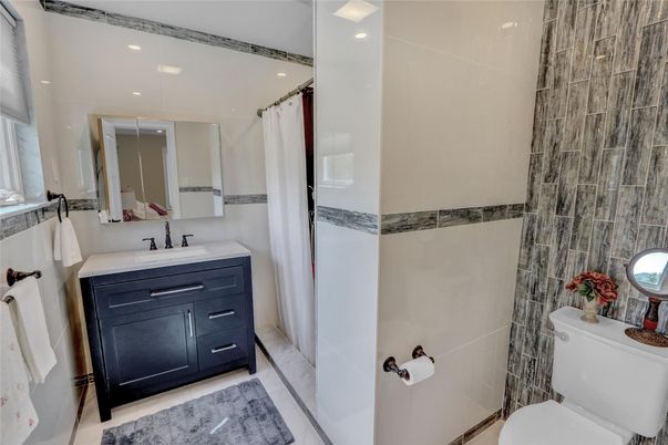 Bathroom, Interior, Recessed Lighting