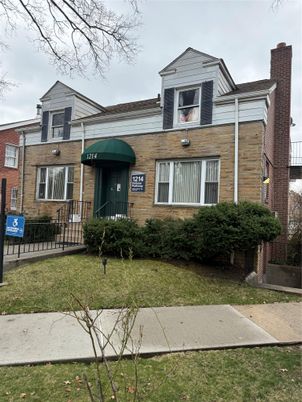 Exterior, Facade, Brick Facade, Queen Anne Victorian
