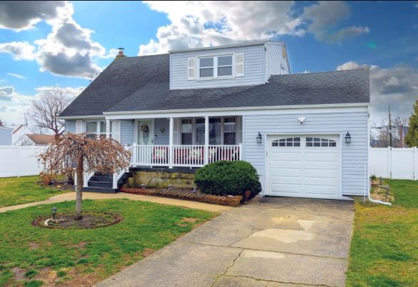 Attached, Exterior, Facade, Cape Cod