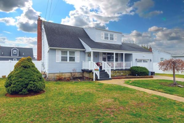 Attached, Exterior, Facade, Cape Cod