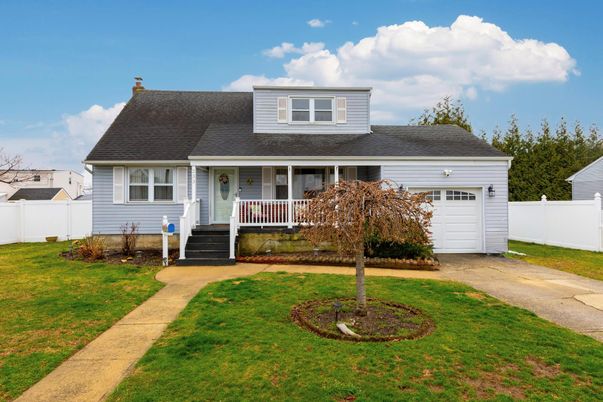 Attached, Exterior, Facade, Cape Cod