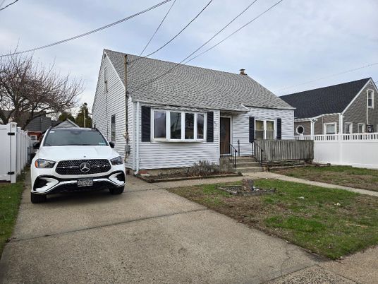 Exterior, Facade, Cape Cod
