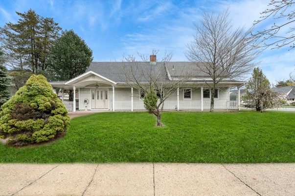 Backyard, Exterior, Facade, Ranch