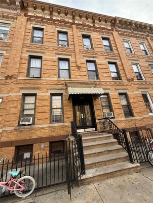 Exterior, Facade, Rowhouse