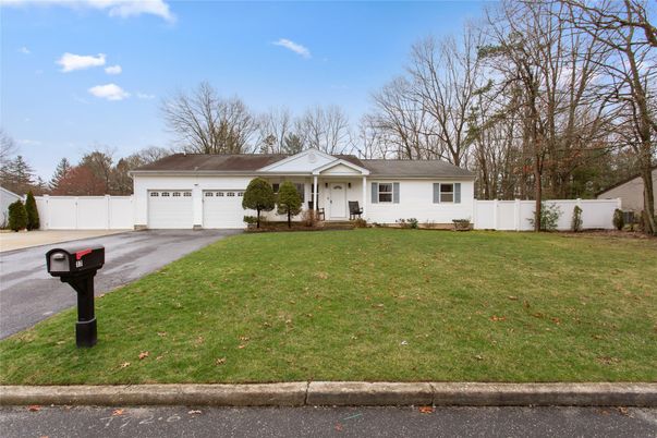 Attached, Exterior, Facade, Ranch