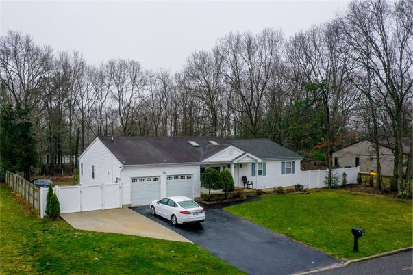 Attached, Exterior, Facade, Cape Cod