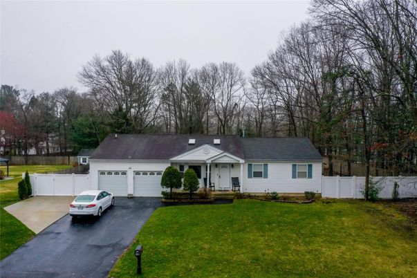 Attached, Exterior, Facade, Cape Cod