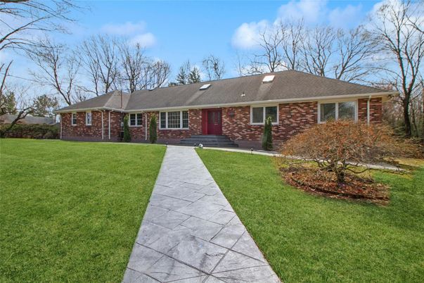 Exterior, Facade, Brick Facade, Ranch