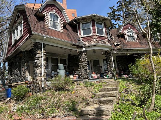 Exterior, Facade, Queen Anne Victorian
