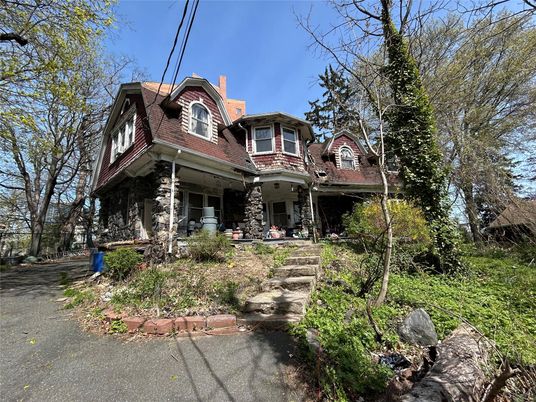 Exterior, Facade, Queen Anne Victorian