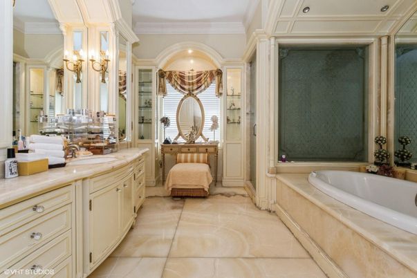 Bathroom, Dual Sink Vanities, Interior, Recessed Lighting