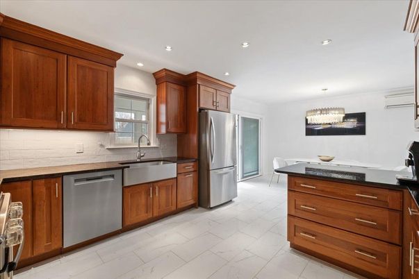 Chandelier, Dining room, Interior, Kitchen, Recessed Lighting, Stainless Steel Appliances