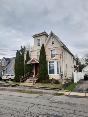 Exterior, Facade, Queen Anne Victorian