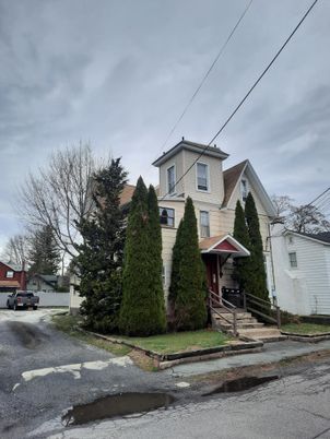 Exterior, Facade, Queen Anne Victorian