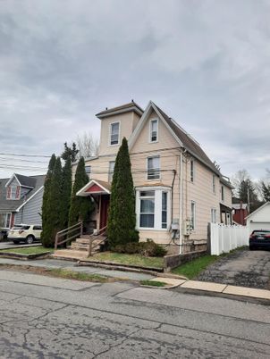 Exterior, Facade, Queen Anne Victorian