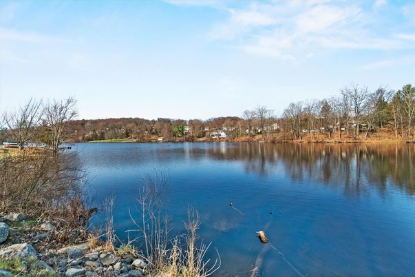 Exterior, Lake