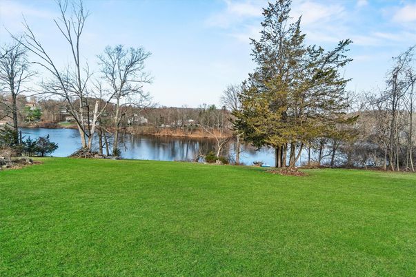 Exterior, Lake
