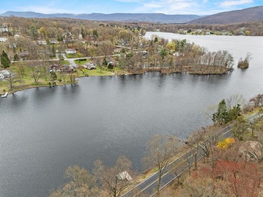 Exterior, Lake