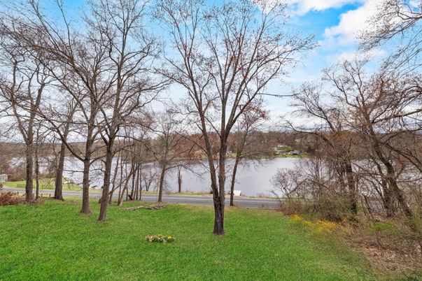 Exterior, Lake