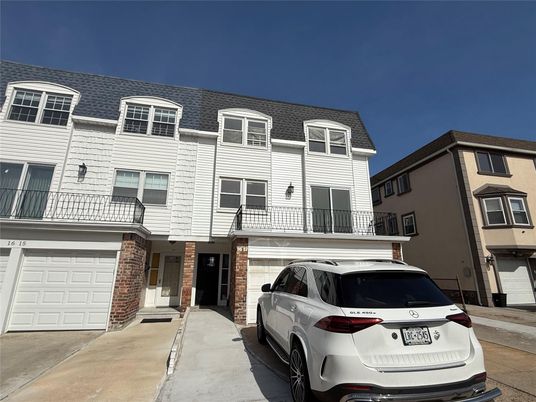 Attached, Exterior, Facade, Rowhouse