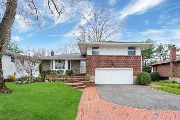 Attached, Exterior, Facade, Brick Facade, Split Level