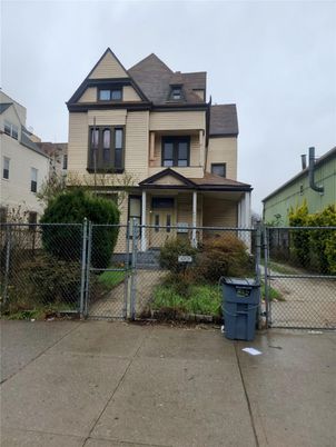 Exterior, Facade, Queen Anne Victorian