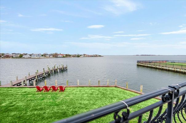 Exterior, Lake