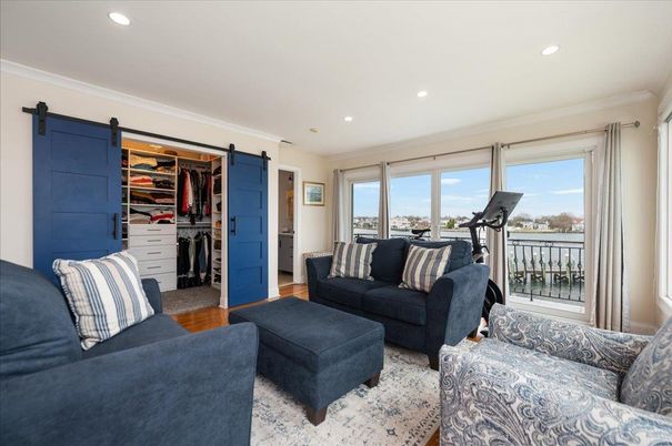 Fitness Equipment, Interior, Living room, Recessed Lighting, Wood Texture Flooring