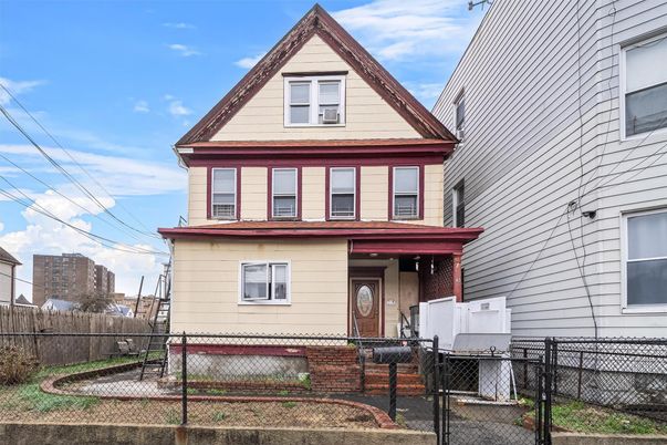 Exterior, Facade, Queen Anne Victorian