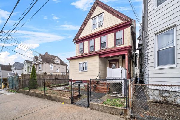 Exterior, Facade, Queen Anne Victorian