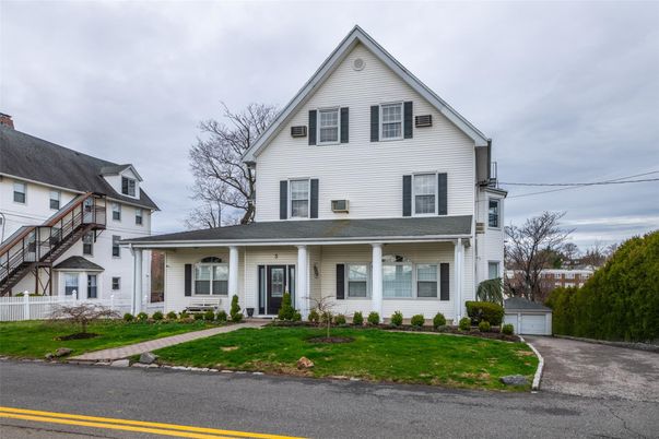 Exterior, Facade, Farmhouse
