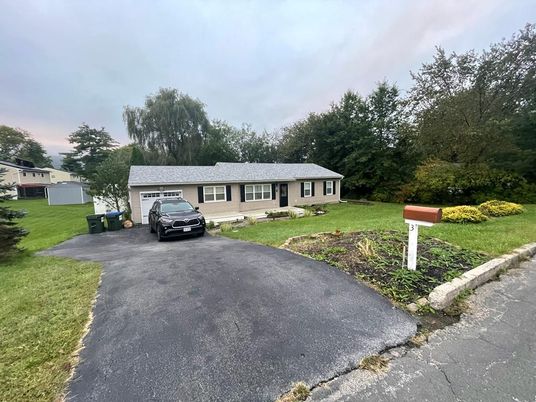 Attached, Exterior, Facade, Cape Cod