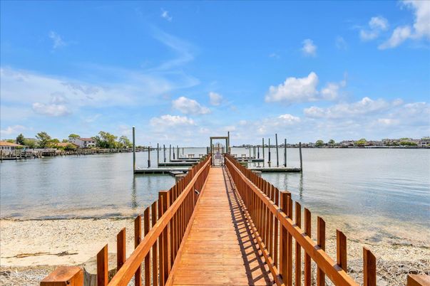 Exterior, Lake