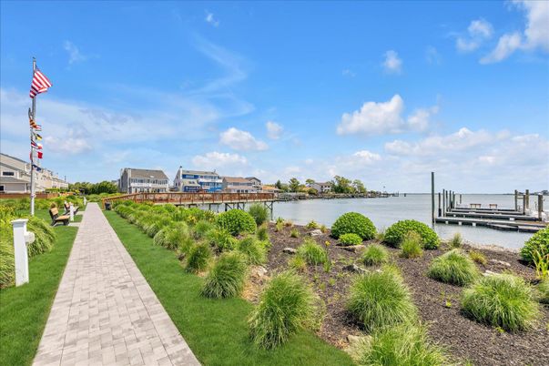 Exterior, Lake