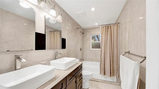 Bathroom, Dual Sink Vanities, Interior, Recessed Lighting