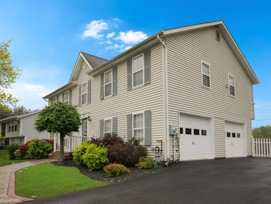 Attached, Exterior, Facade, Rowhouse