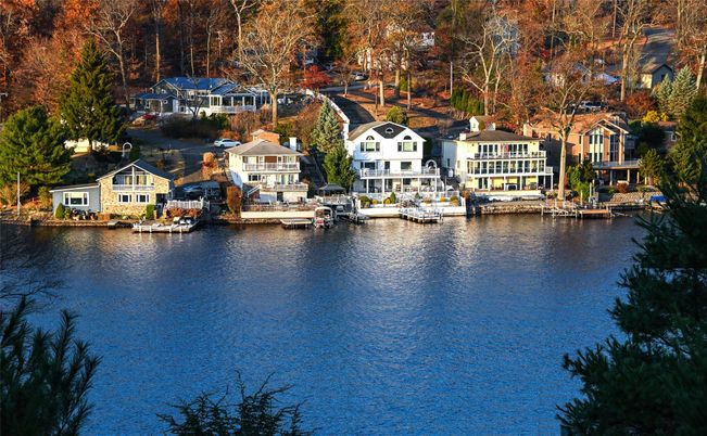 Exterior, Lake