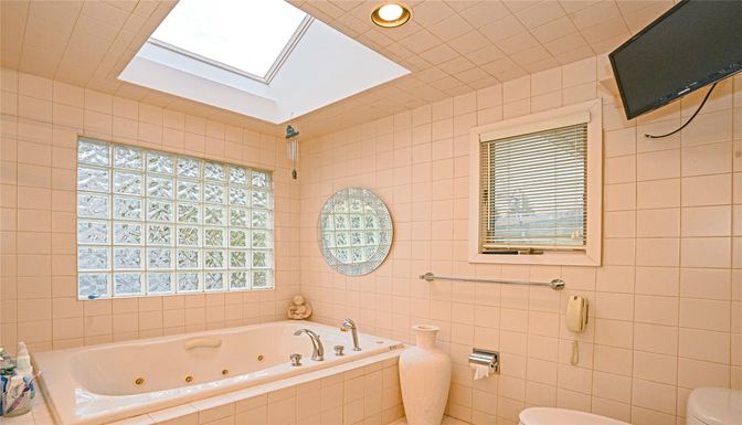 Bathroom, Interior, Recessed Lighting