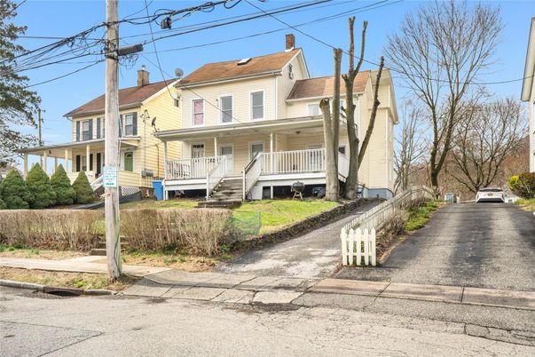 Exterior, Facade, American Foursquare