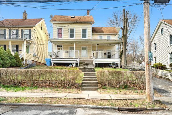 Exterior, Facade, American Foursquare