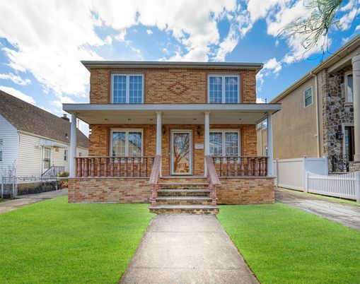 Exterior, Facade, Brick Facade, American Foursquare