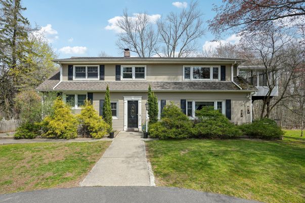 Exterior, Facade, Split Level
