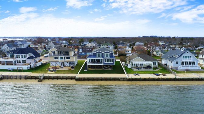 Exterior, Lake